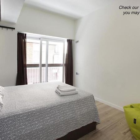 Gracia City Hostel Barcelona Exteriér fotografie A bedroom at the hotel