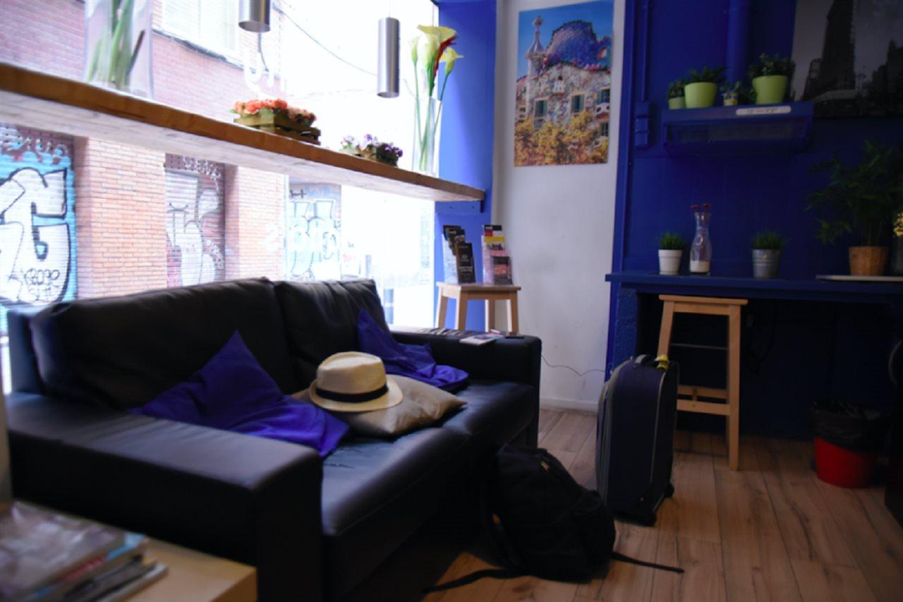 Gracia City Hostel Barcelona Exteriér fotografie The interior of a typical micro apartment in Paris