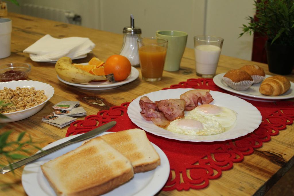 Gracia City Hostel Barcelona Exteriér fotografie A traditional Brazilian breakfast