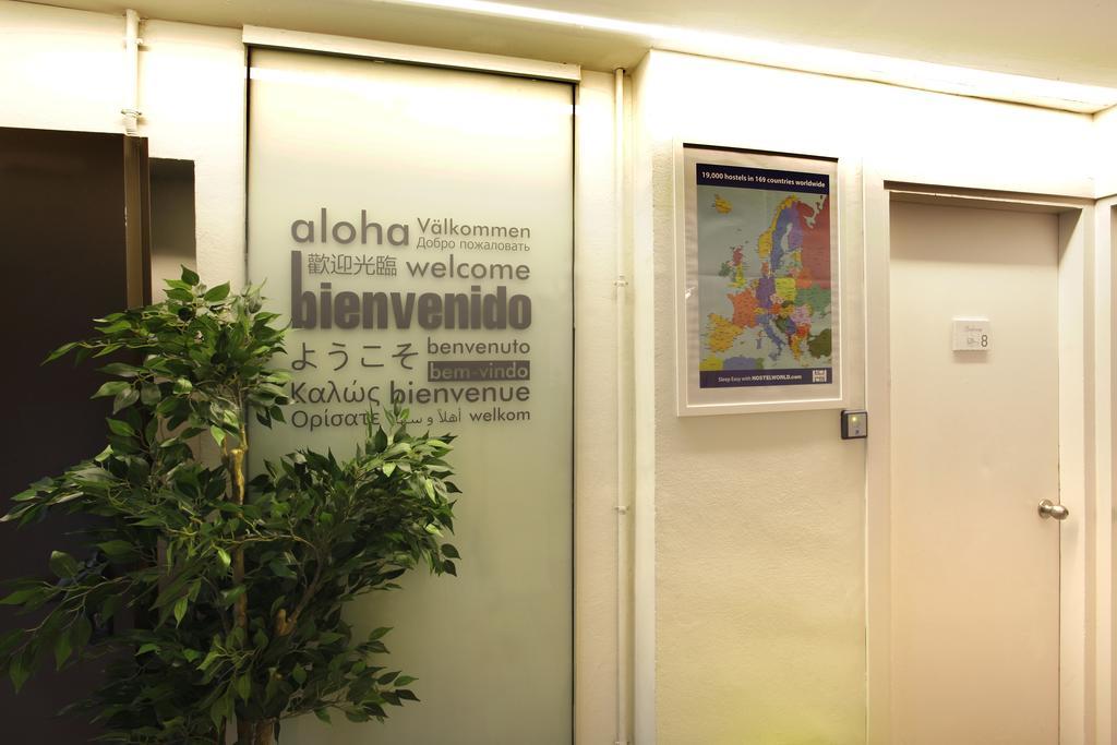 Gracia City Hostel Barcelona Exteriér fotografie Aloha written in several languages at the entrance of a hotel in Geneva
