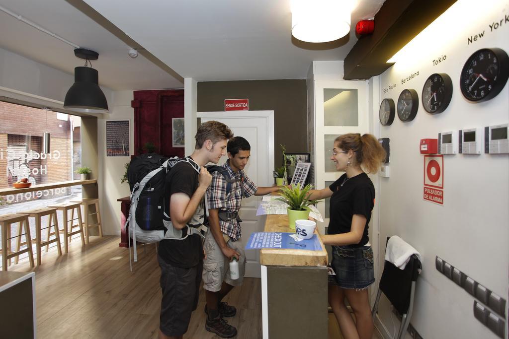 Gracia City Hostel Barcelona Exteriér fotografie Reception at the hostel