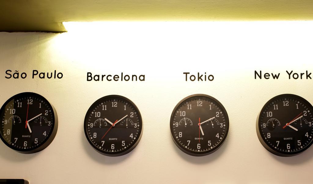 Gracia City Hostel Barcelona Exteriér fotografie Clocks showing the time in São Paulo, Barcelona, Tokyo and New York