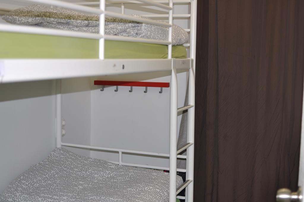 Gracia City Hostel Barcelona Exteriér fotografie A bunk bed with a ladder