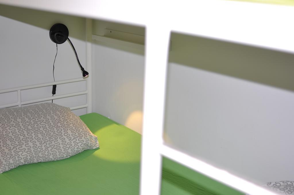 Gracia City Hostel Barcelona Exteriér fotografie A microphone on a computer