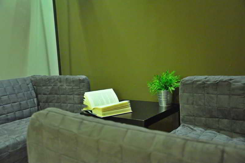 Gracia City Hostel Barcelona Exteriér fotografie A room at the library