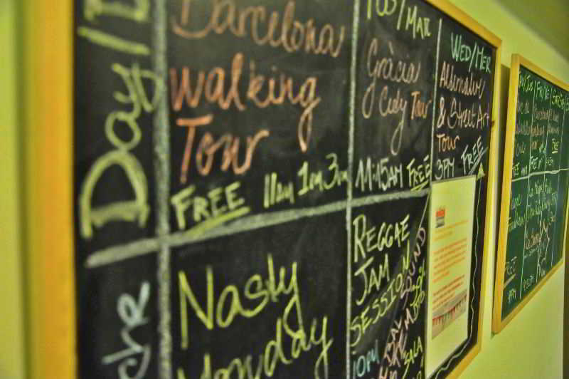 Gracia City Hostel Barcelona Exteriér fotografie A blackboard at the hostel