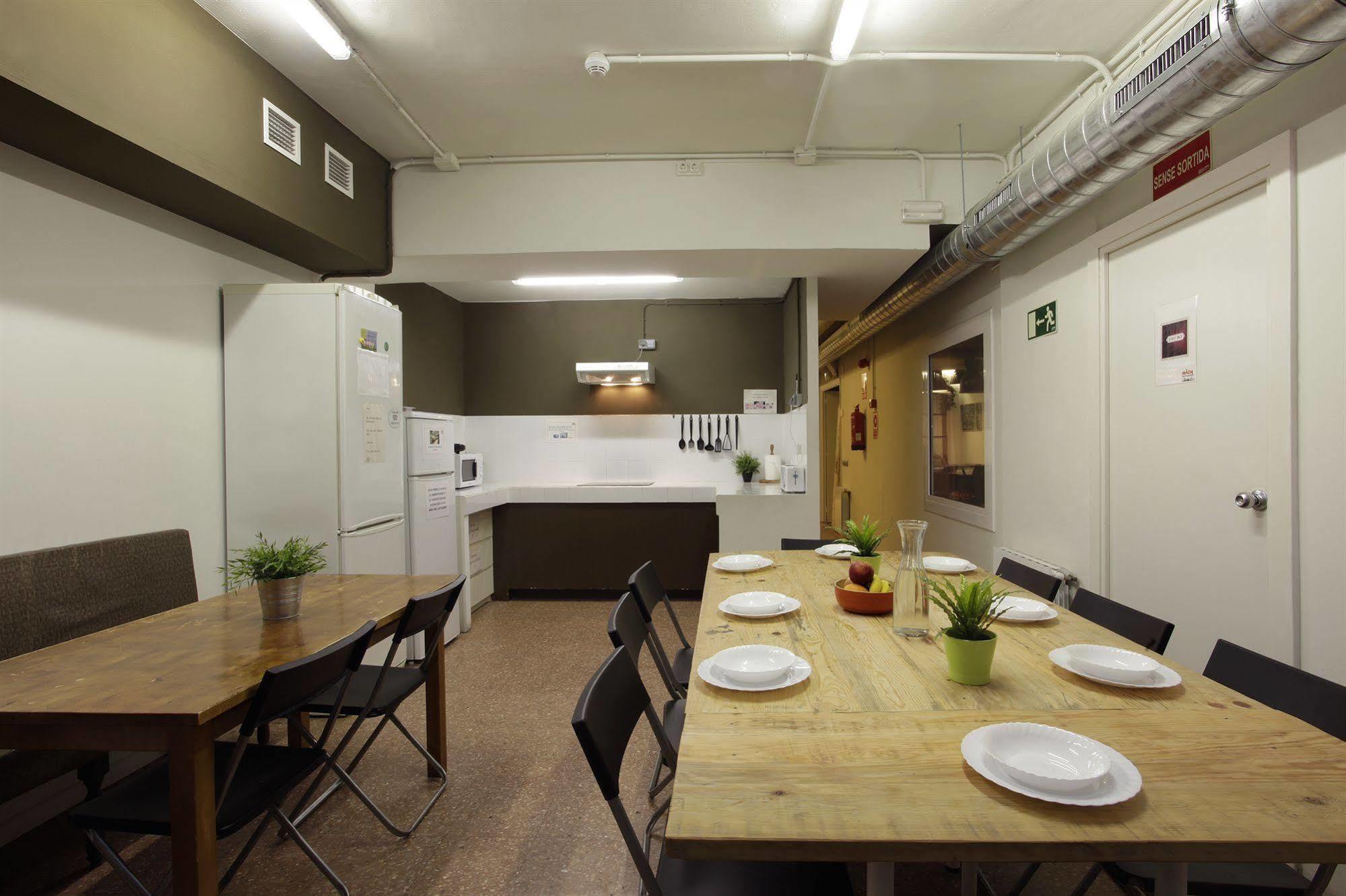 Gracia City Hostel Barcelona Exteriér fotografie The kitchen and dining room at the new hostel