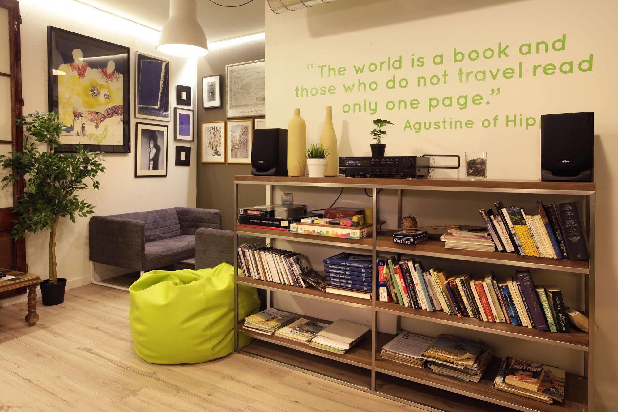 Gracia City Hostel Barcelona Exteriér fotografie Library