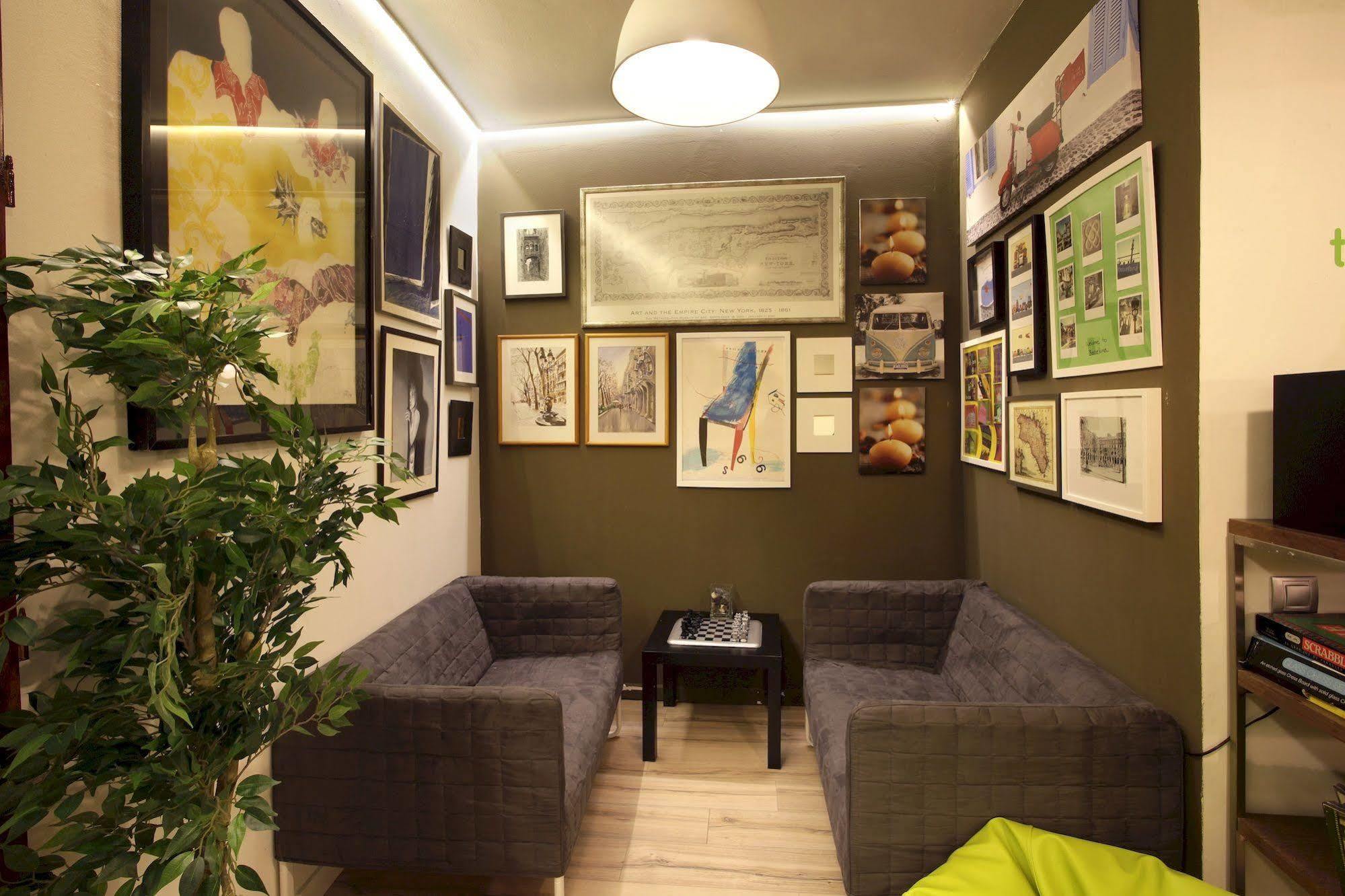 Gracia City Hostel Barcelona Exteriér fotografie The waiting room of a dental practice