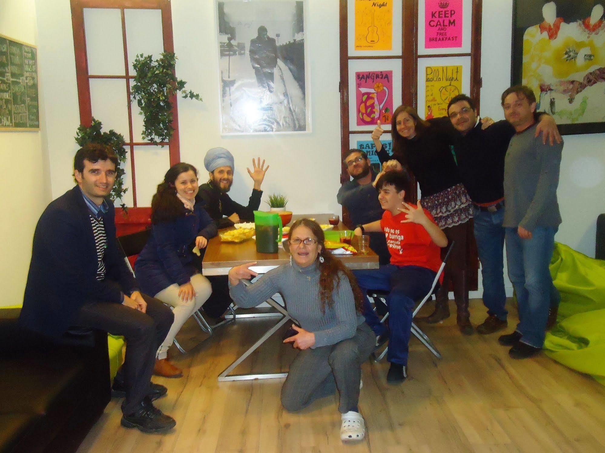 Gracia City Hostel Barcelona Exteriér fotografie The staff of the Centre for Media and Communication Studies