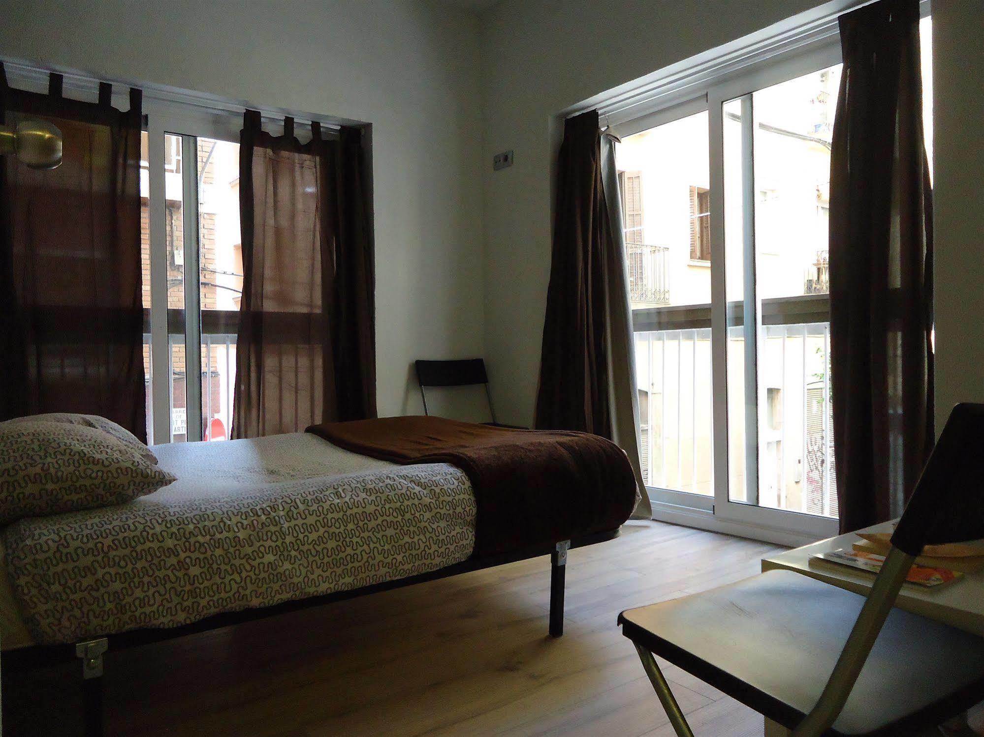 Gracia City Hostel Barcelona Exteriér fotografie A bedroom in a typical apartment