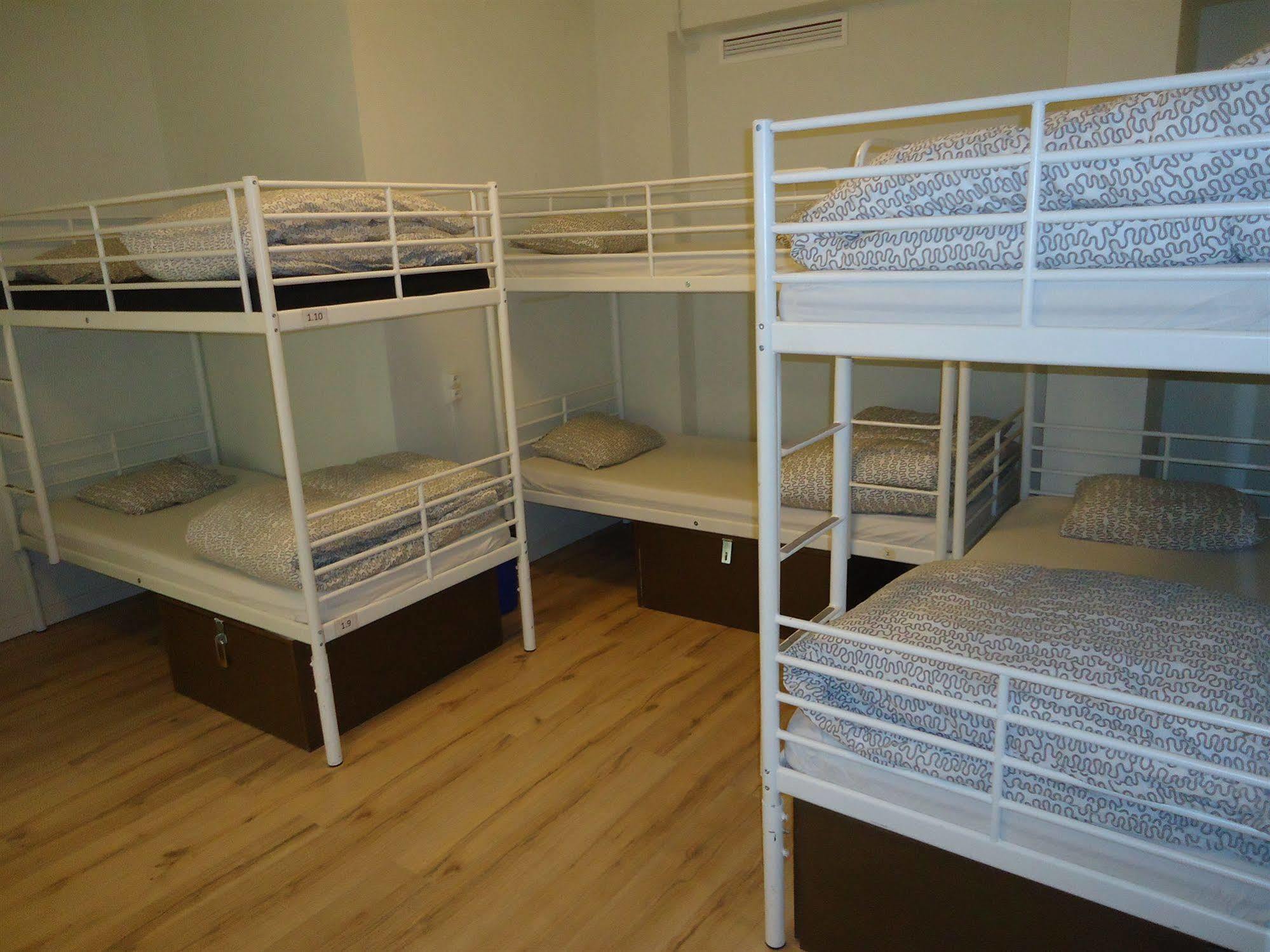 Gracia City Hostel Barcelona Exteriér fotografie A typical hostel room