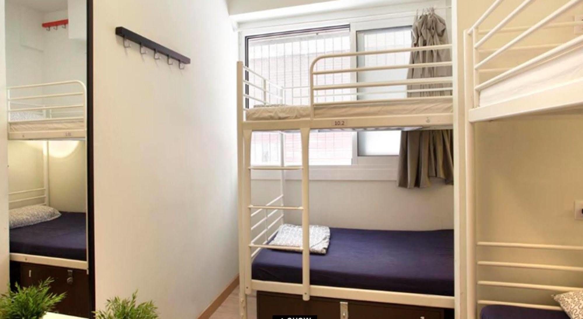 Gracia City Hostel Barcelona Exteriér fotografie A capsule hotel room in Japan